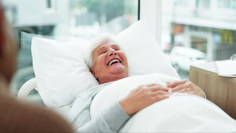 Glückliche,-ältere-Frau-Und-Bett-Im-Krankenhaus