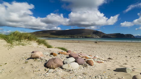 Zeitraffer-Des-Sonnigen-Sandstrandes-Im-Sommer-Auf-Dem-Wilden-Atlantikweg-In-Irland