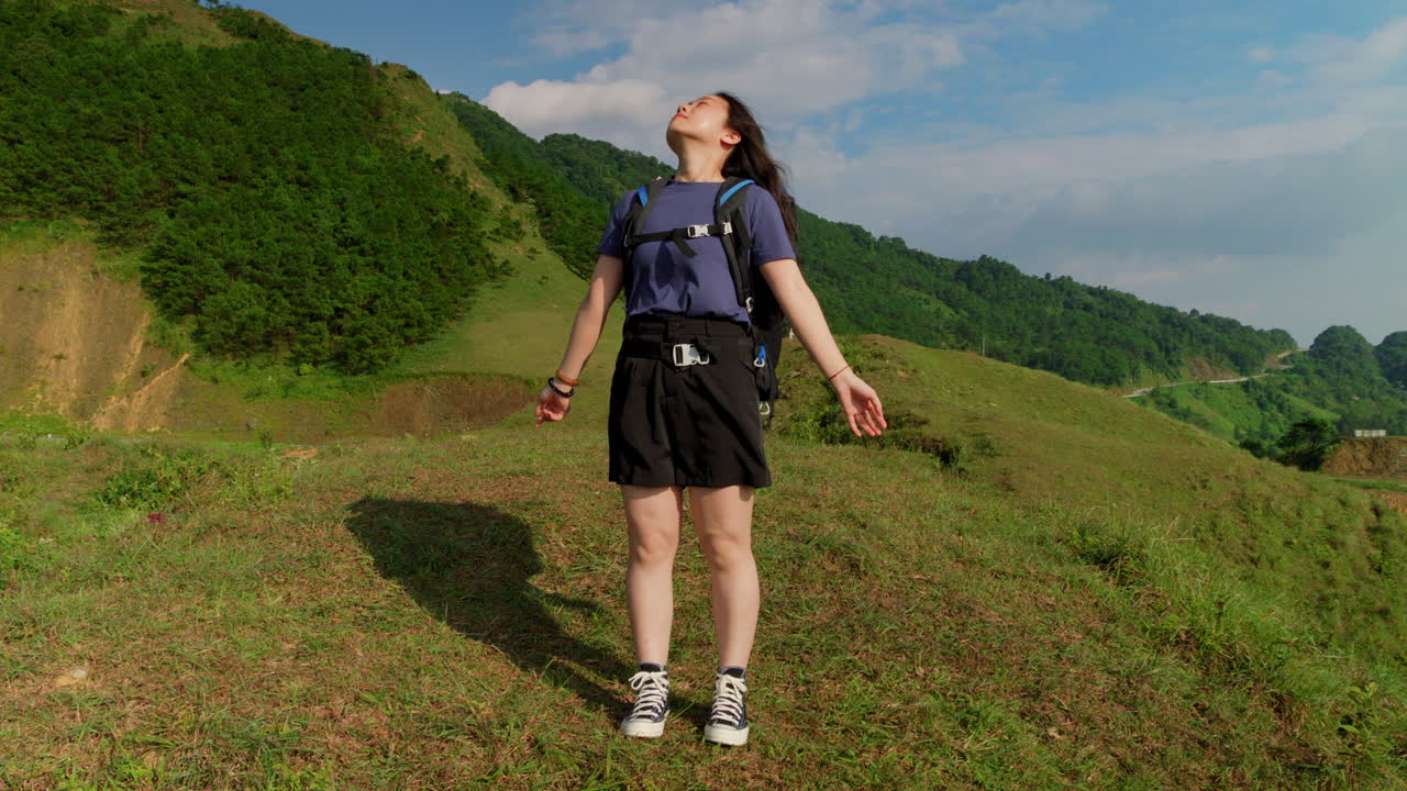 산악 여행 중 생명을 축하하고 신선하고 오염되지 않은 공기를 호흡하는 젊은 여성 아시아 배 ⁇  여행자