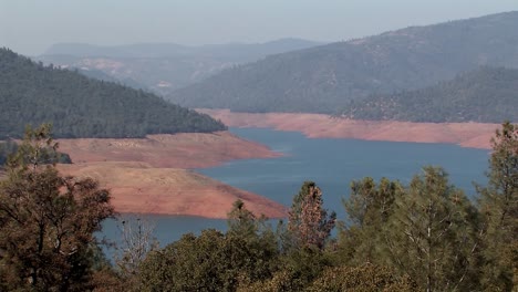 Lake-Oroville-In-Kalifornien,-USA,-Vor-Der-Krise-Des-Oroville-Staudamms-Im-Jahr-2017-Halb-Gefüllt