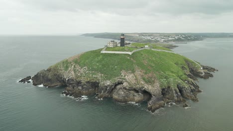 Abgeschiedener-Leuchtturm-Von-Ballycotton,-County-Cork,-Irland