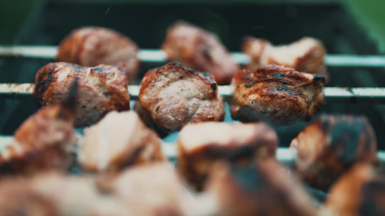 맛있는 돼지고기 샤슬릭이 그릴에 있습니다.