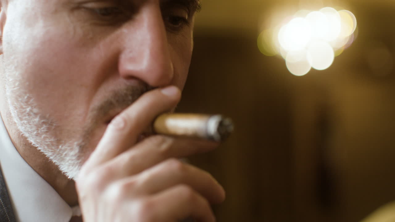 카지노에서 담배를 피우는 남자.