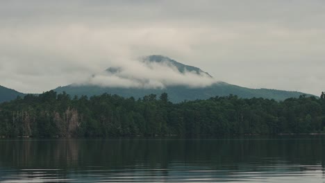 Nebliger-Berg-Mit-Seeblick-Im-Sommer,-Sanfte-Gimbal-Aufnahme,-4k-30p