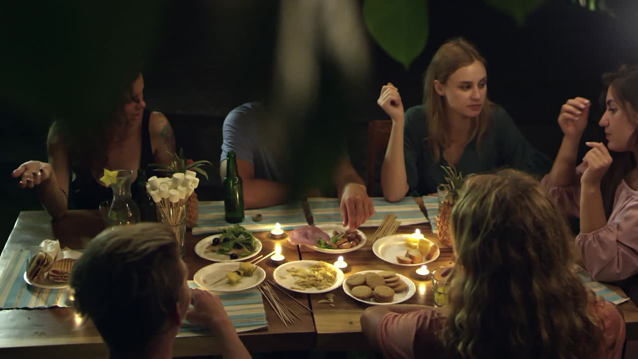 amigos comiendo frutas tropicales