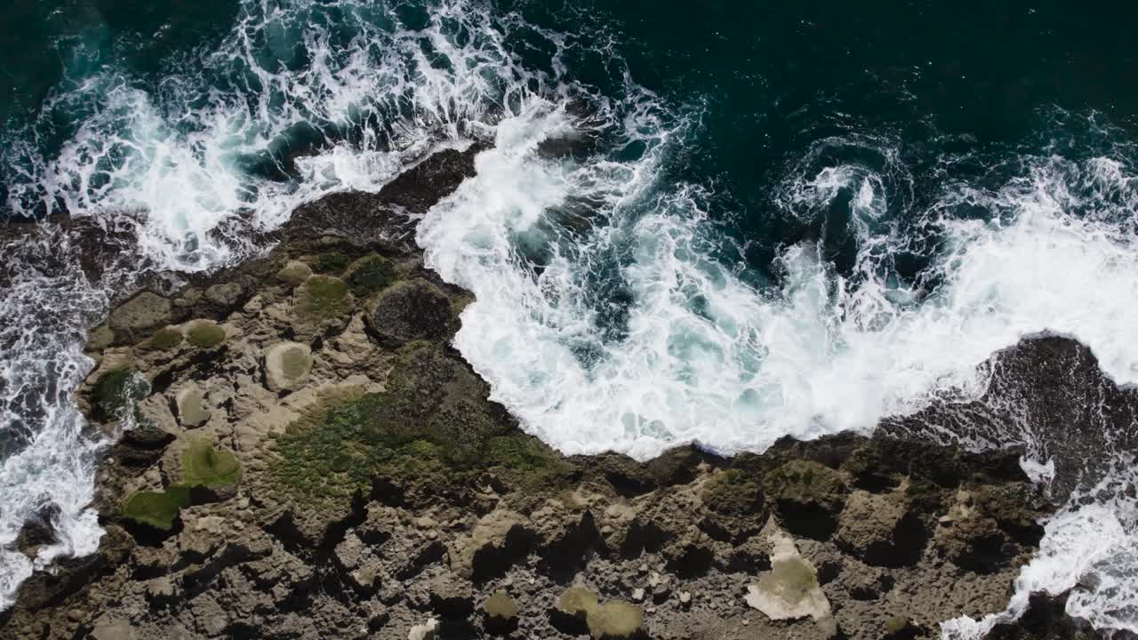 Ripresa con drone dall'alto dell'oceano di Porto Rico che si infrange contro una punta rocciosa.