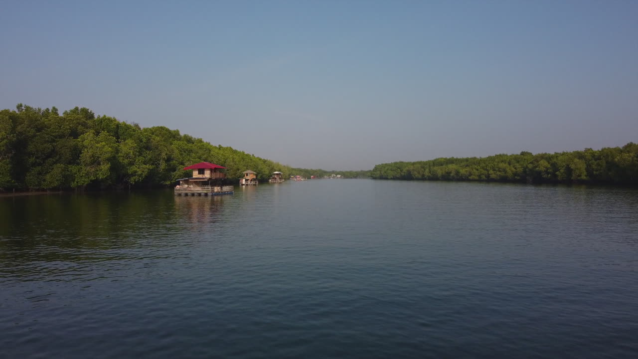 vista de drones de una casa flotante en el río bagan lalang, sepang, selangor, malasia