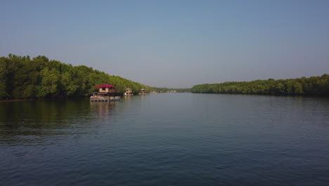 Vista-De-Drones-De-Una-Casa-Flotante-En-El-Río-Bagan-Lalang,-Sepang,-Selangor,-Malasia