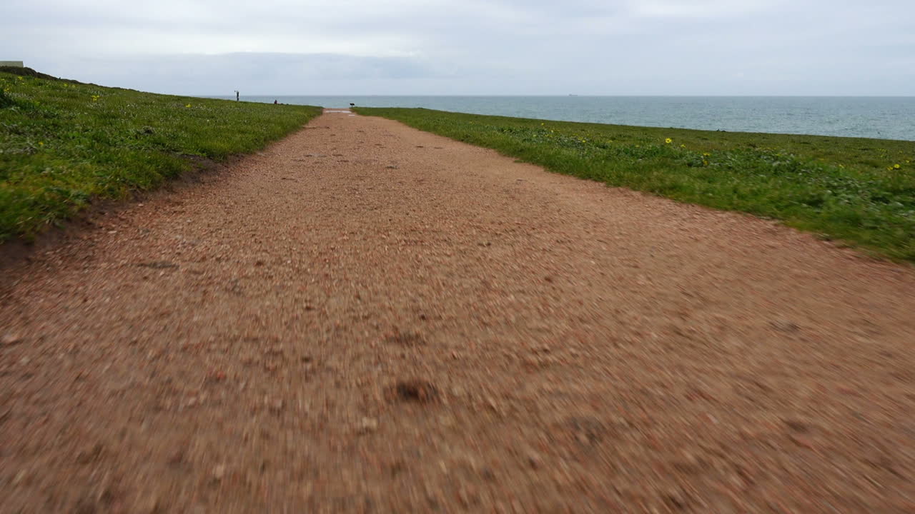 Il sentiero pedonale sulla montagna sull'Oceano Atlantico. La Coruña, Spagna. Riprese in movimento