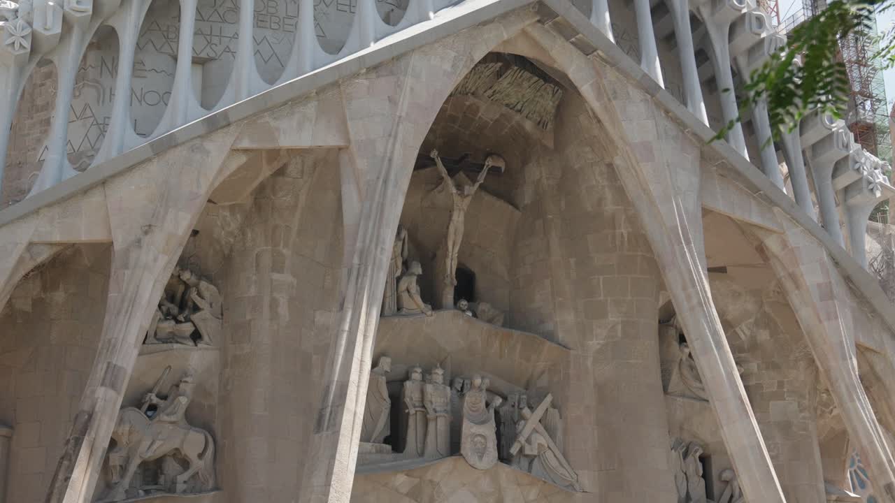 primer plano de la sagrada familia en barcelona