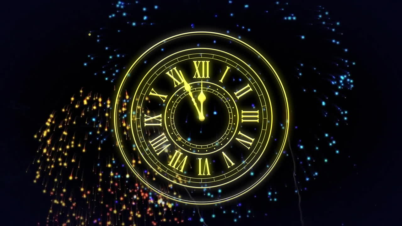 анимация часов, показывающих полуночь и фейерверк, взрывающийся на черном фоне