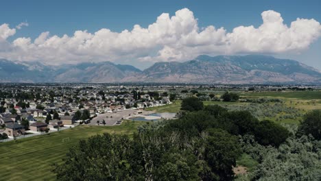 Drohnenschuss-Im-Anflug-Auf-Den-Northlake-Park-Von-Lehi,-Utah