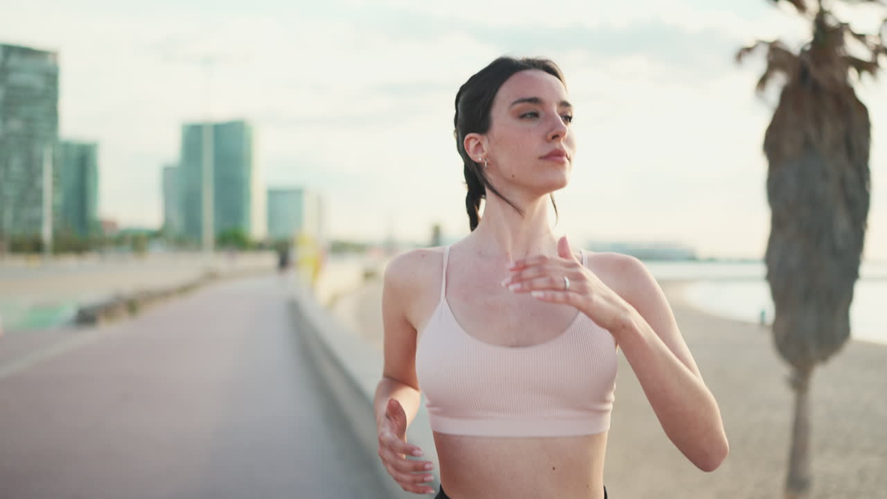 해변에서 달리는 여자