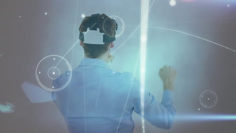 animación de la red de conexiones sobre el hombre de negocios que usa auriculares vr