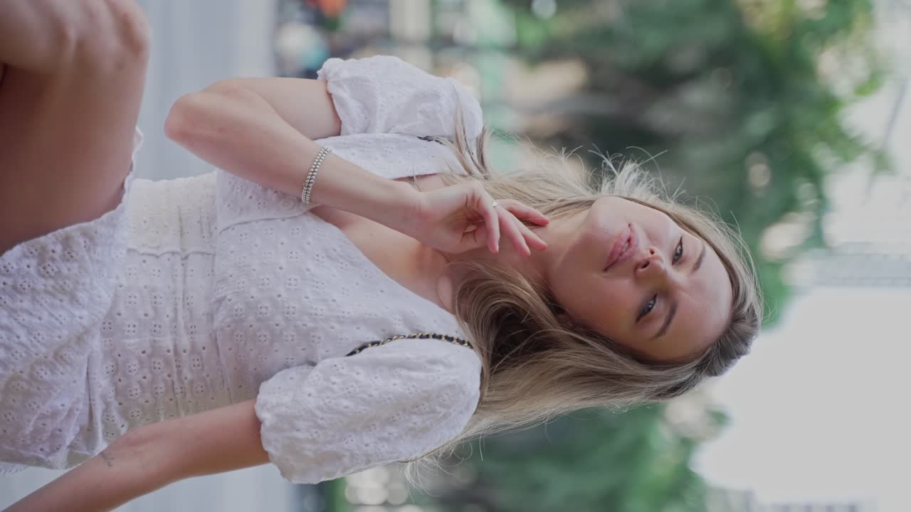 야외에서  드레스를 입은 여자