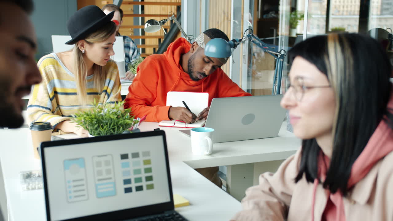 sesión de lluvia de ideas en equipo