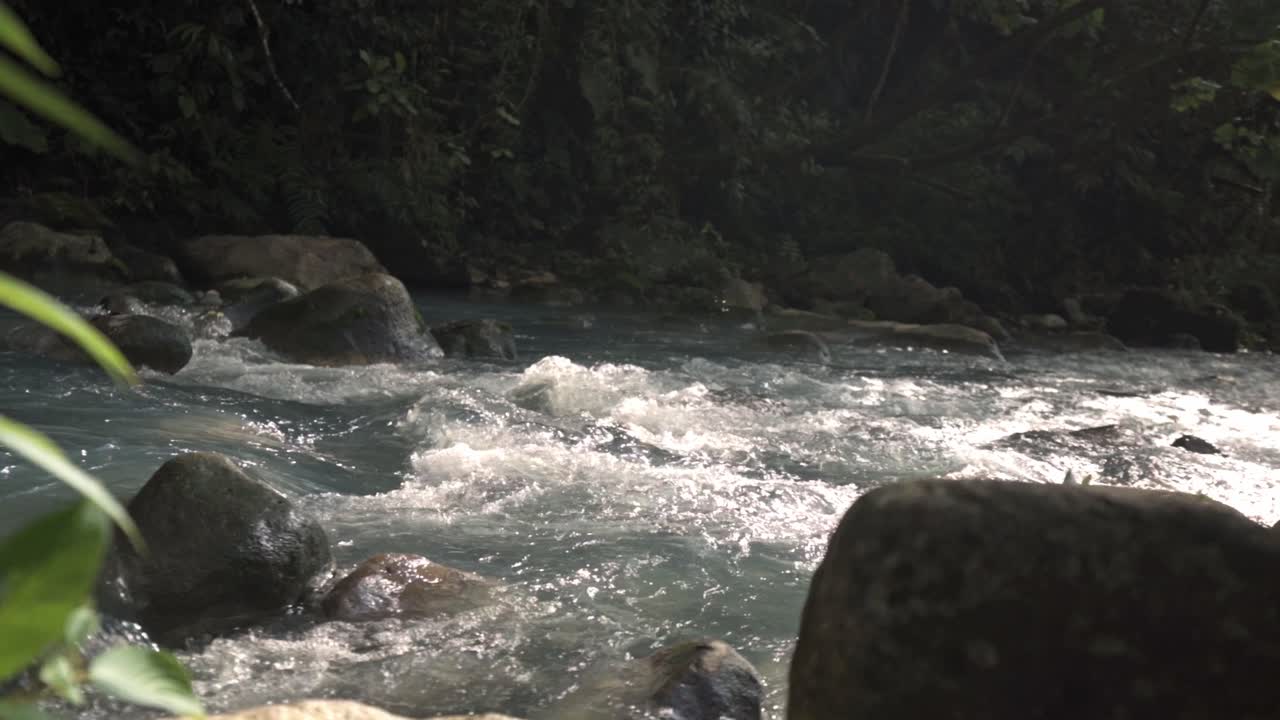Acque turchesi naturali delle Cascate Las Gemelas, Costa Rica.