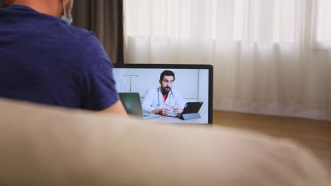 hombre teniendo una consulta en línea con su médico