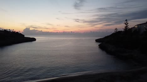 drone iniciando el vuelo en una cala de mallorca al amanecer