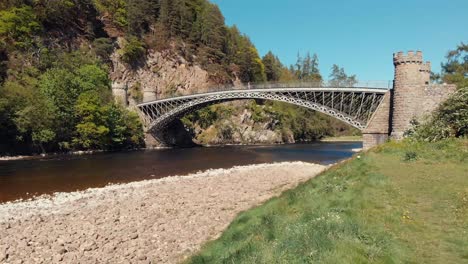 Drohnenaufnahme-Der-Craigellachie-Brücke-über-Den-Fluss-Spey-In-Schottland