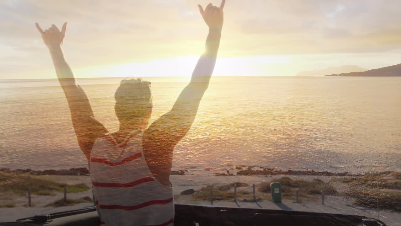 animación de una mujer caucásica con los brazos extendidos en la playa