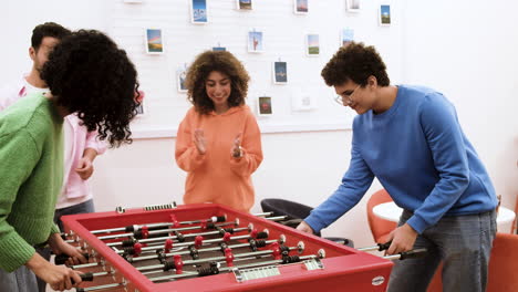 gente jugando en el interior