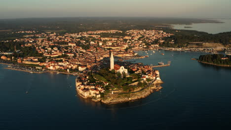 크로아티아 해안의 이스트리아(istria)인 로비니(rovinj)의 조밀한 해안가 도시 경관을 갖춘 유서 깊은 마을의 아름다운 전망