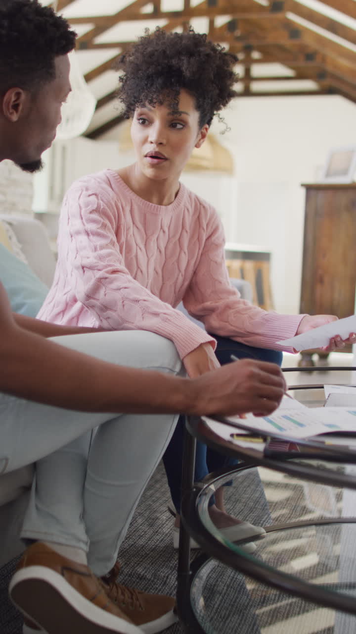 video vertical de una pareja afroamericana hablando y trabajando