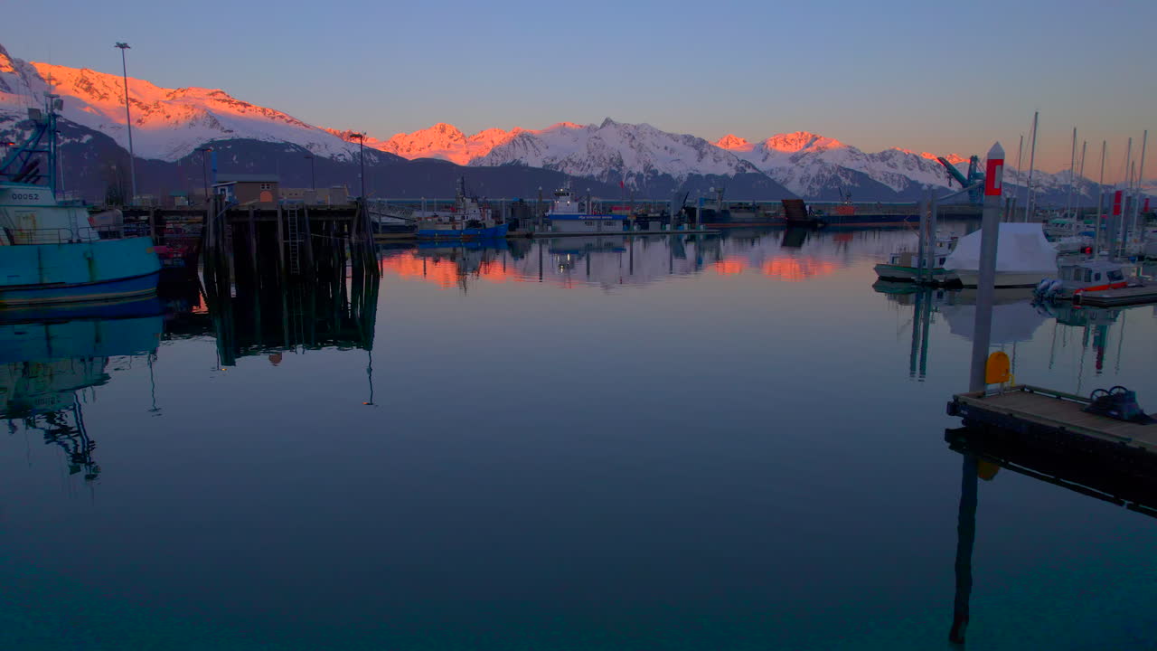 해가 지는 산의 전망과 함께 세워드 알래스카 보트 항구