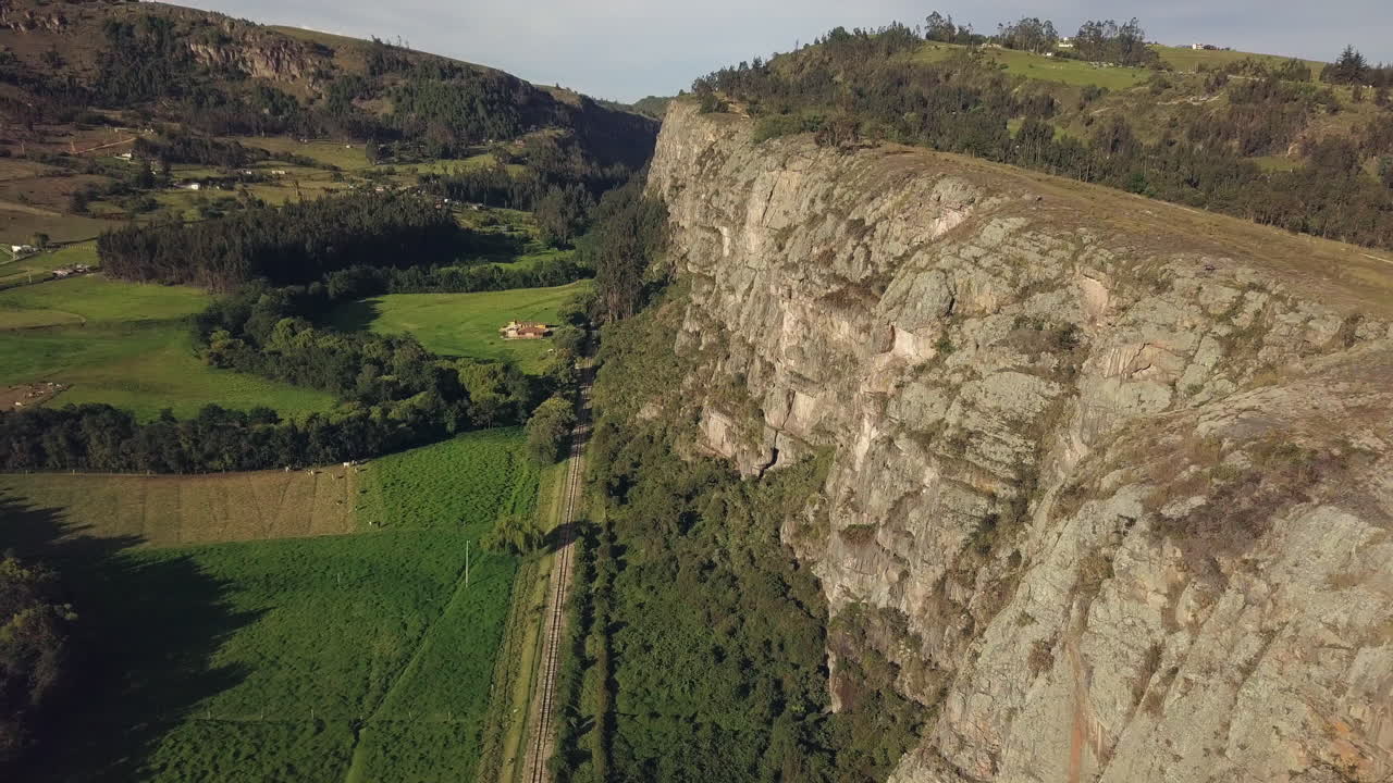 Splendida ripresa aerea che si allontana lungo una scogliera rocciosa a Suesca, Colombia