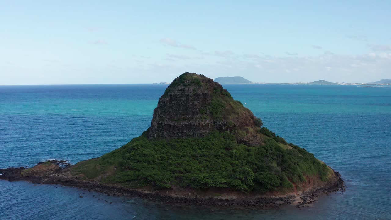 toma panorámica aérea de la isla mokoli'i frente a la costa de o'ahu, hawaii