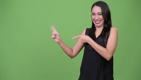 joven y hermosa mujer de negocios asiática mostrando algo