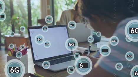 Animation-Der-Datenverarbeitung,-6G-Symbole-über-Einem-Kaukasischen-Mädchen,-Das-Am-Schreibtisch-Mit-Einem-Laptop-Schreibt