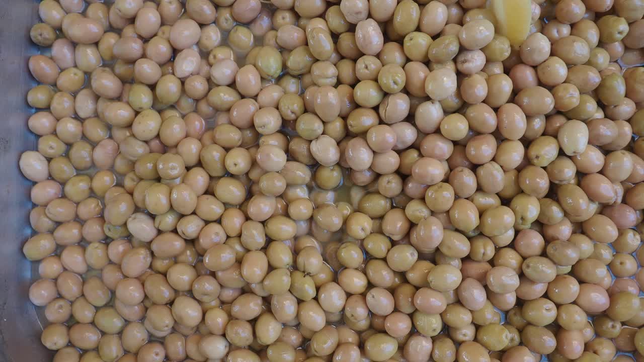 Mucchio di olive verdi
