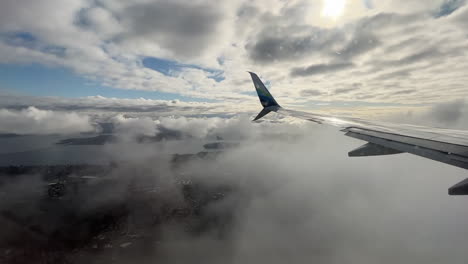 Flugzeuganflug-Nach-Seattle-Mit-Landebahnlandung,-Flügelspitzenansicht