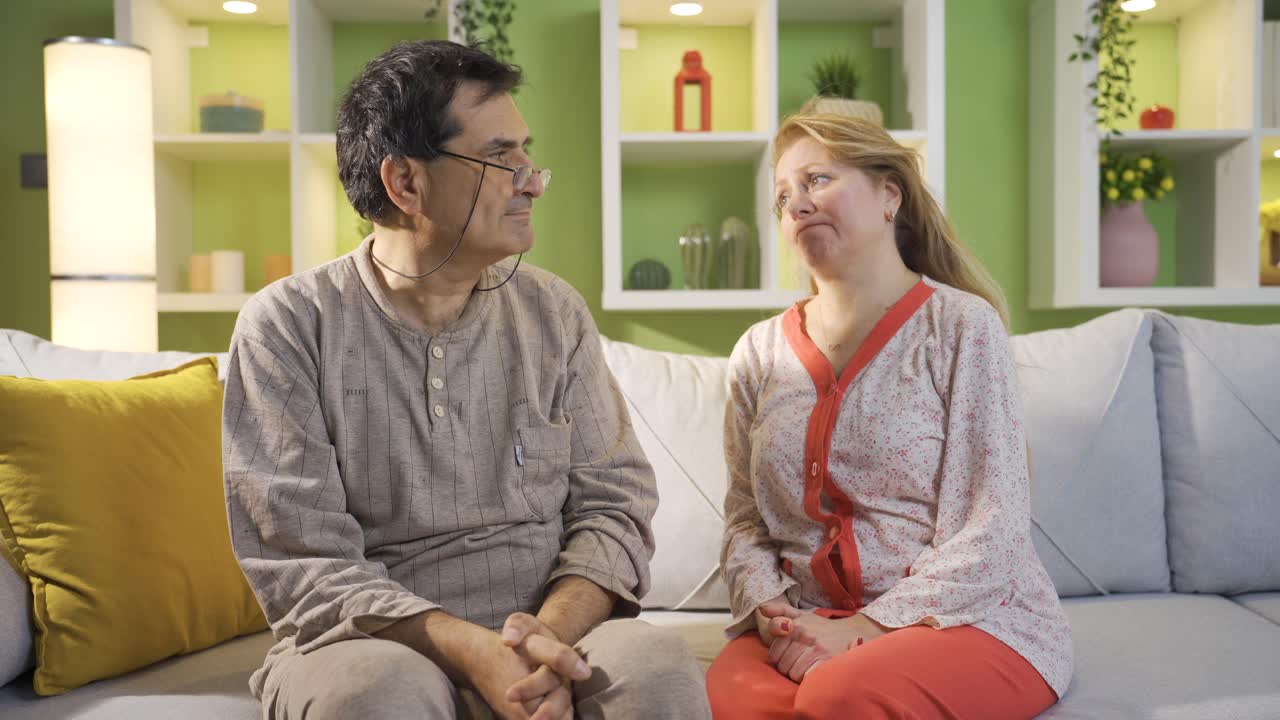 감성적인 남편과 아내는 집에서 서로 안아주고, 그들은 행복하고, 그들은 도덕성을 찾습니다.