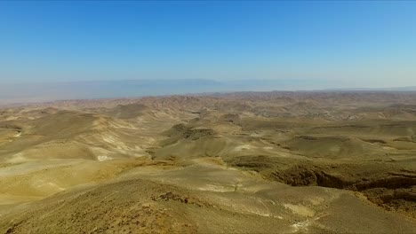 antena: sobre amarillo desierto seco con cielo azul