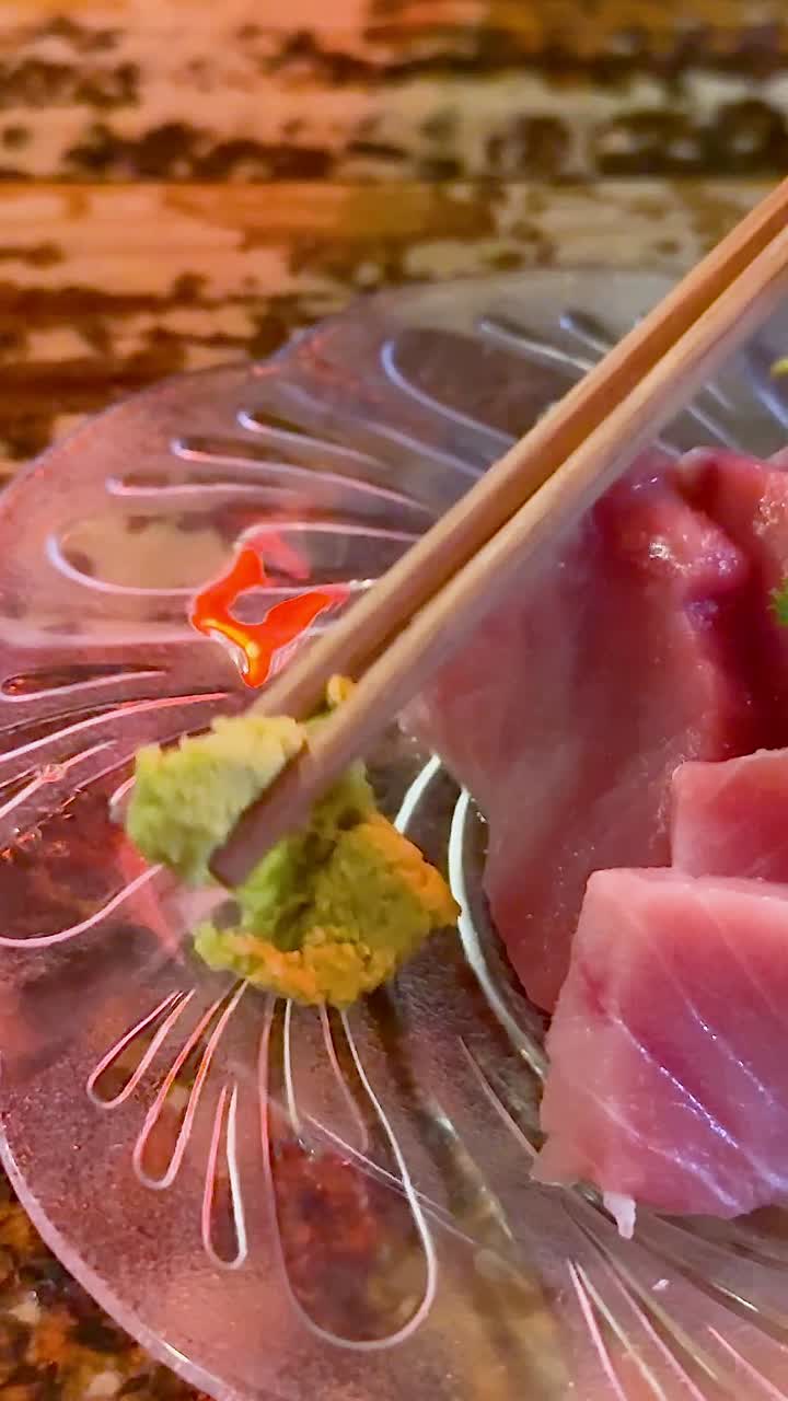 palillos con sashimi y salsa de soja