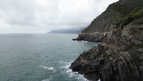 Riomaggiore,-Cinque-Terre,-Italien,-Luftaufnahme,-Flug-über-Die-Klippen-Und-Wege