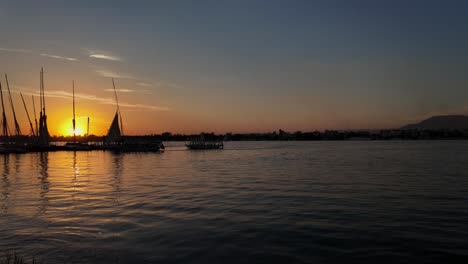 timelapse río nilo botas de felucca por el atardecer hora de oro