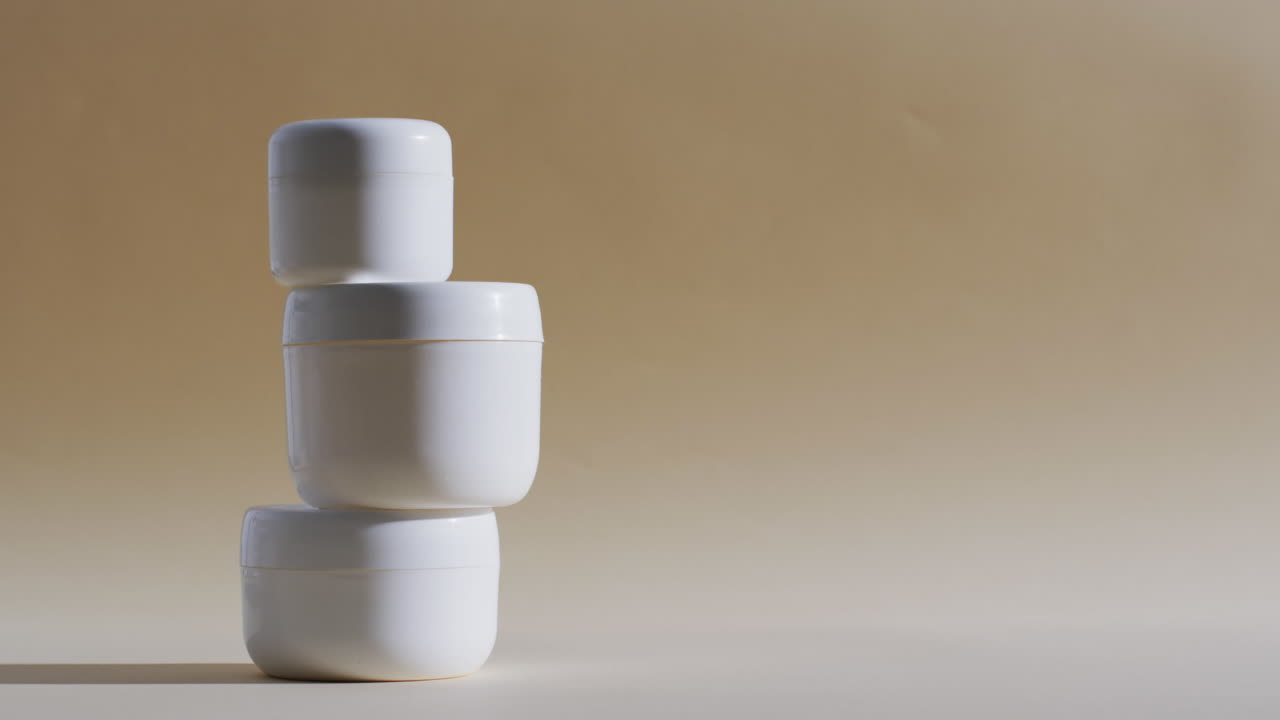 노란색 배경에 백색 브와 복사 공간을 구성하는 세 개의 스택의 비디오