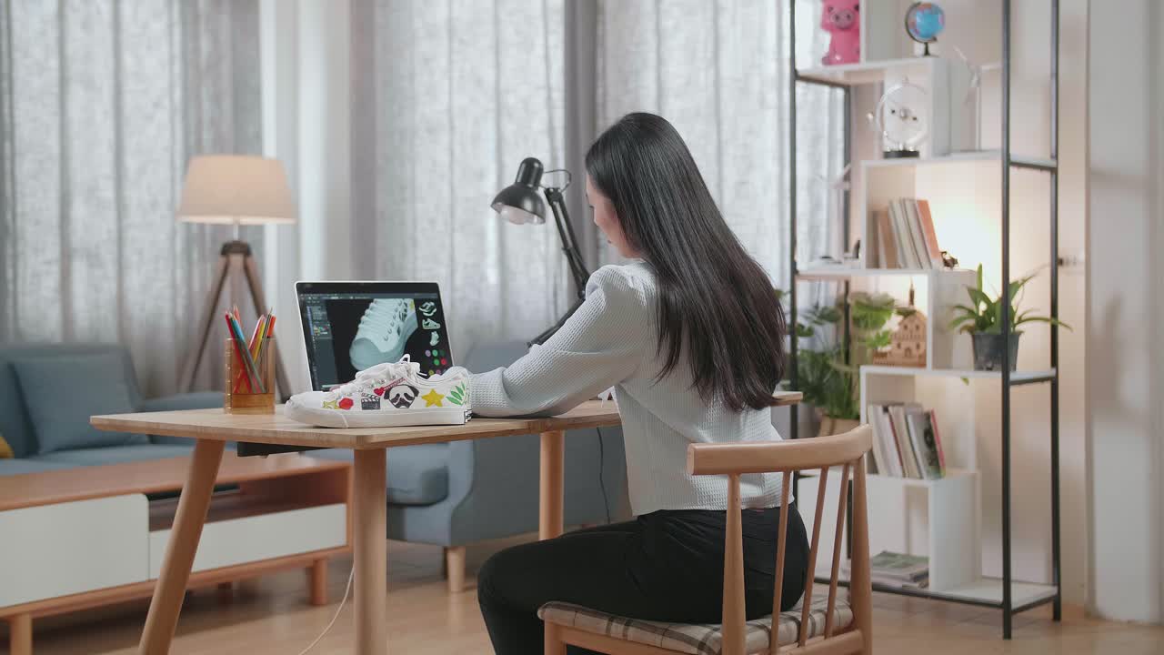 노트북에서 신발을 디자인하는 여자