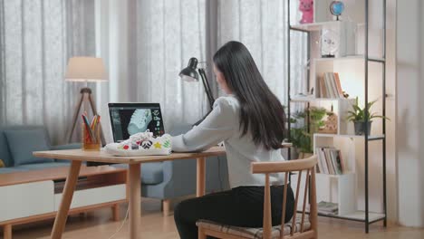 mujer diseñando zapatos en una computadora portátil