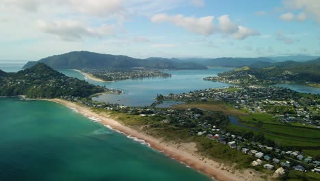 Vuelo-De-Drones-Sobre-Tairua-En-Coromandel,-Nueva-Zelanda