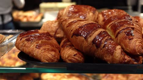 croissant recién horneado en un plato con espacio de copia foto de alta calidad