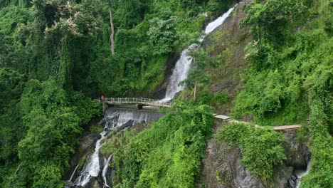 Panorámica-Aérea-A-Través-De-La-Cascada-De-Kerta-Gangga-En-La-Jungla-De-La-Isla-De-Lombok