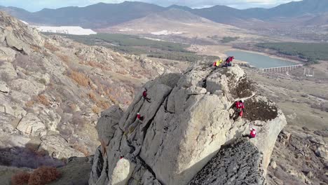 Rettungsteam-Klettert-Mit-Seilen-Und-Ausrüstung-Auf-Einem-Senkrechten-Felsen