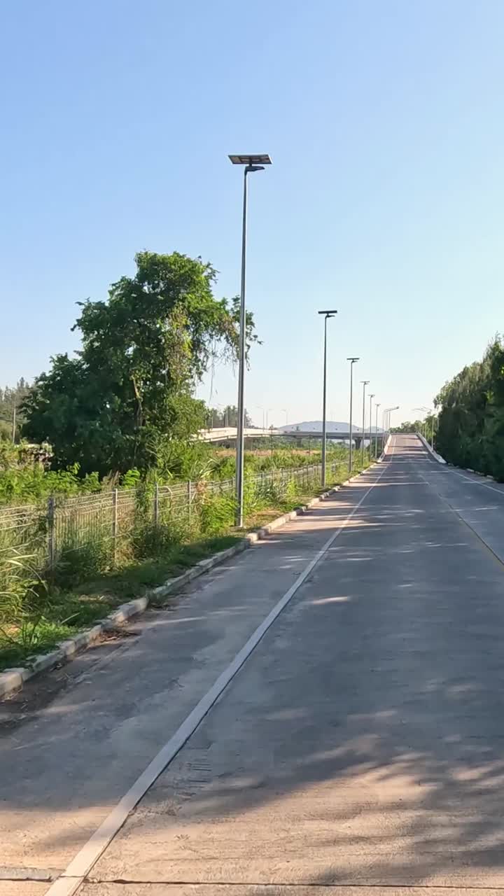 progresión a lo largo de una calle tranquila y arbolada
