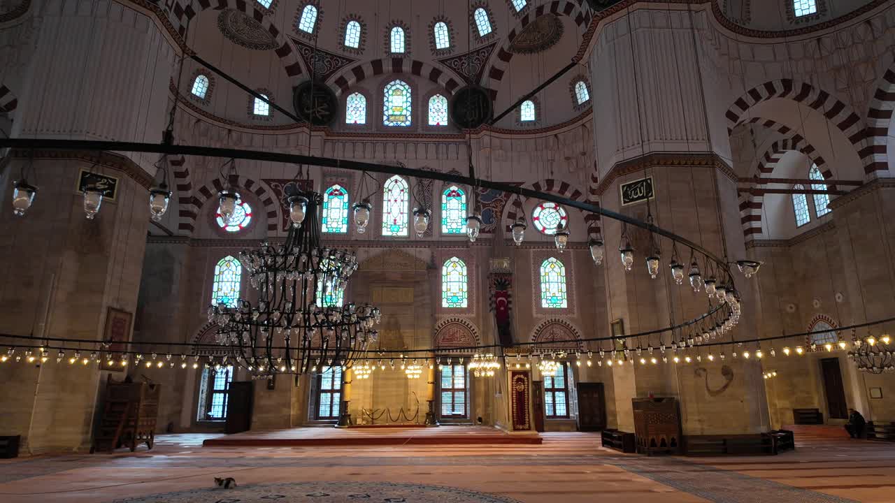 역사적인 모스크 안