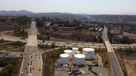 vista aérea de la concurrida autopista de san diego y áreas industriales